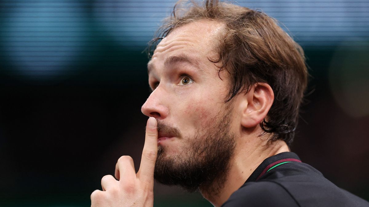 Zase to francouzské publikum! Světová trojka ukázala fanouškům prostředníček. Své si užil i Djokovič