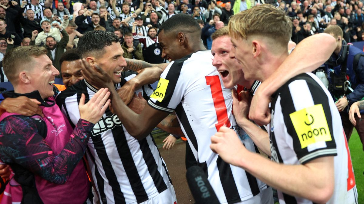 Nechoďte do práce, bude se slavit! Newcastle je v euforii po zostuzení francouzského giganta