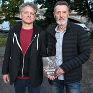 Ota Kars (vlevo) s Janem Bergrem při křtu Fotbalové škváry.