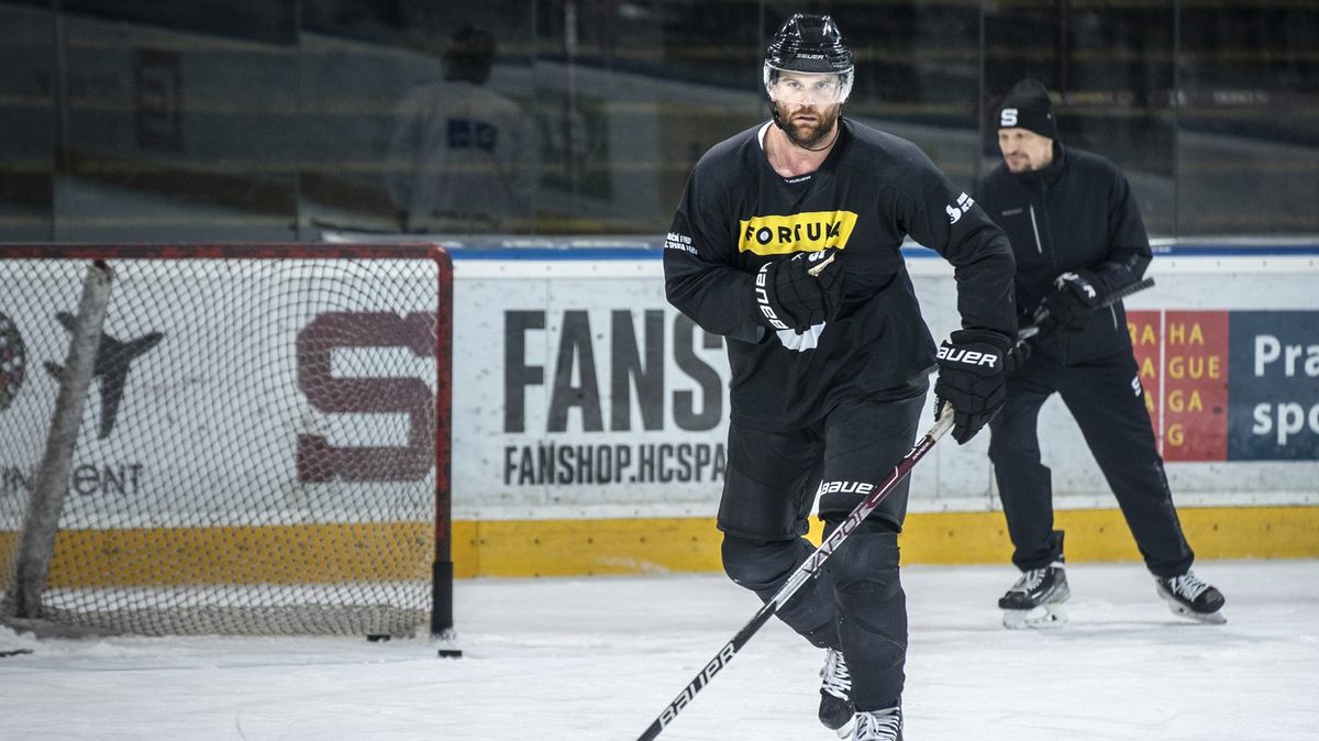 Soupeři létají jak kuželky. Pro gladiátora Kassiana začíná za mantinelem aréna