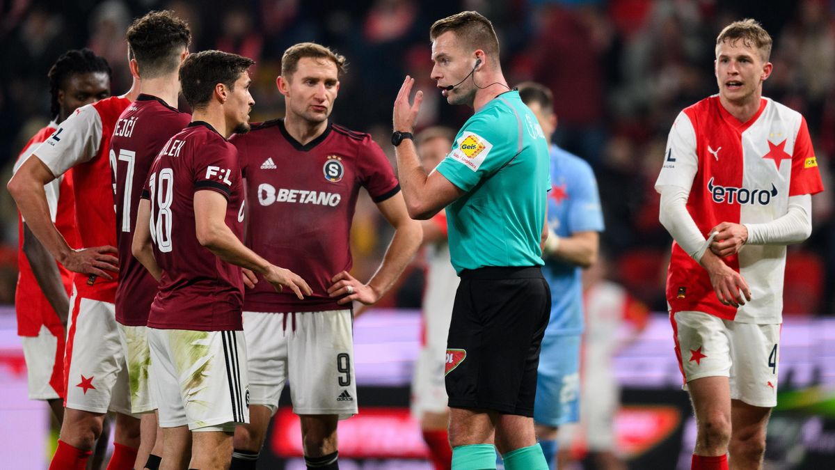 Za pohárové derby jen pět tisíc. Není to v librách? vtipkuje se o odměnách pro sudí