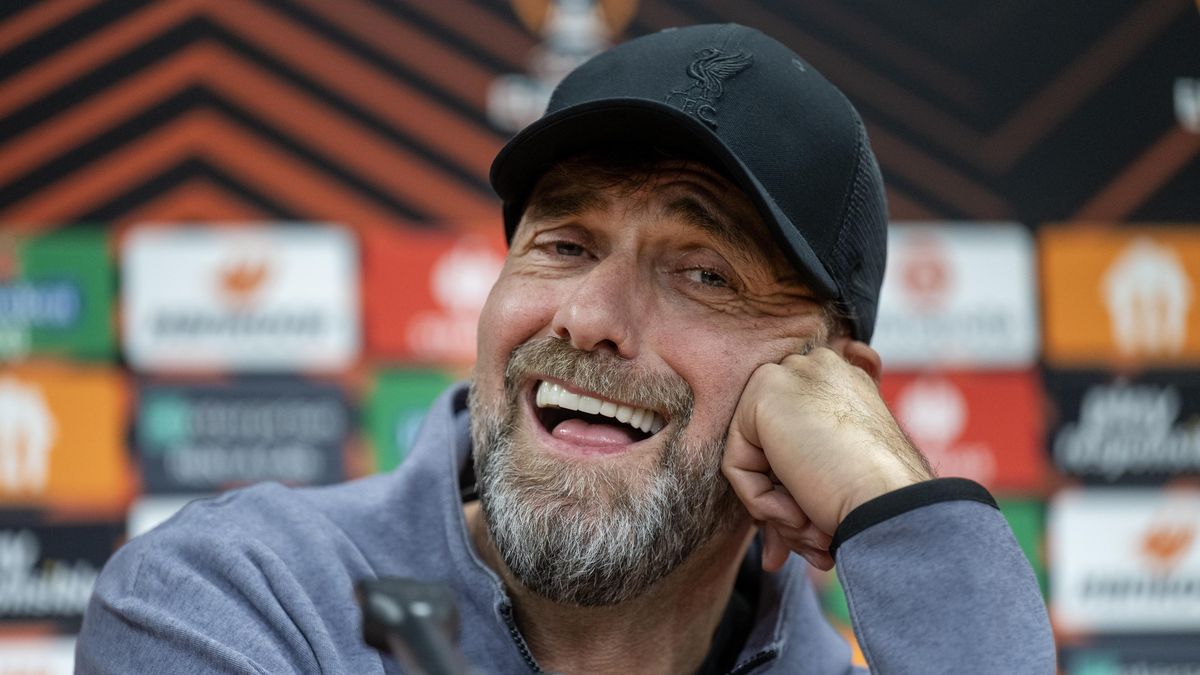 Showman Klopp. Vtipkoval, ukázal svítivé zuby a bavil novináře