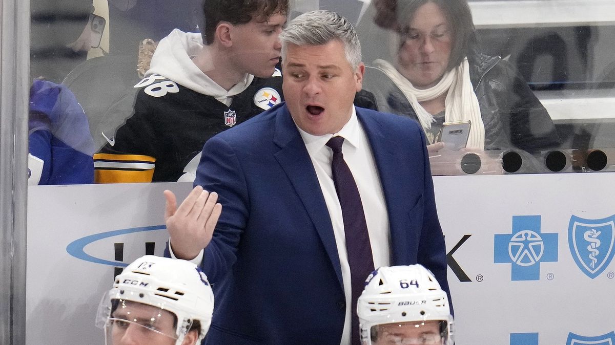 Trenéři Granato z Buffala a Keefe z Toronta dostali v NHL pokuty za protesty, zaplatí přes půl milionu