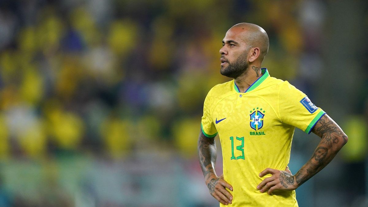 Za znásilnění odsouzený fotbalista Alves složil kauci a může opustit vězení
