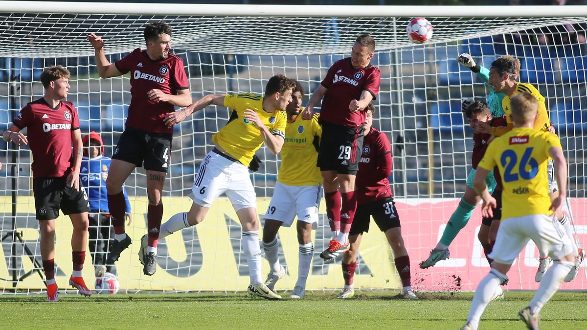 Druholigová řežba. Talent Sparty skončil na operačním sále, klub prodává protest proti rozhodčímu