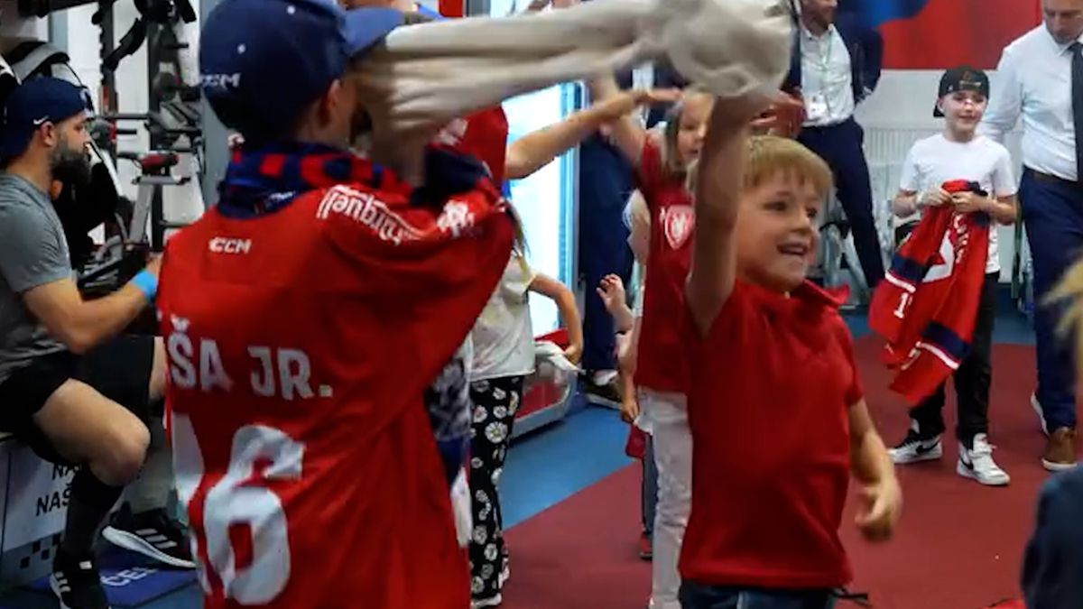 Dětský nálet v šatně hokejistů. Potomci obdivovali brankáře Dostála, Kvído Gudas si vyzkoušel i výstroj