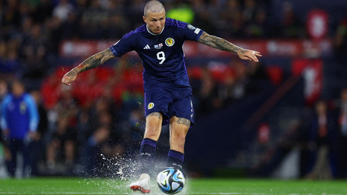 Skotským fotbalistům bude na ME chybět zraněný útočník Dykes