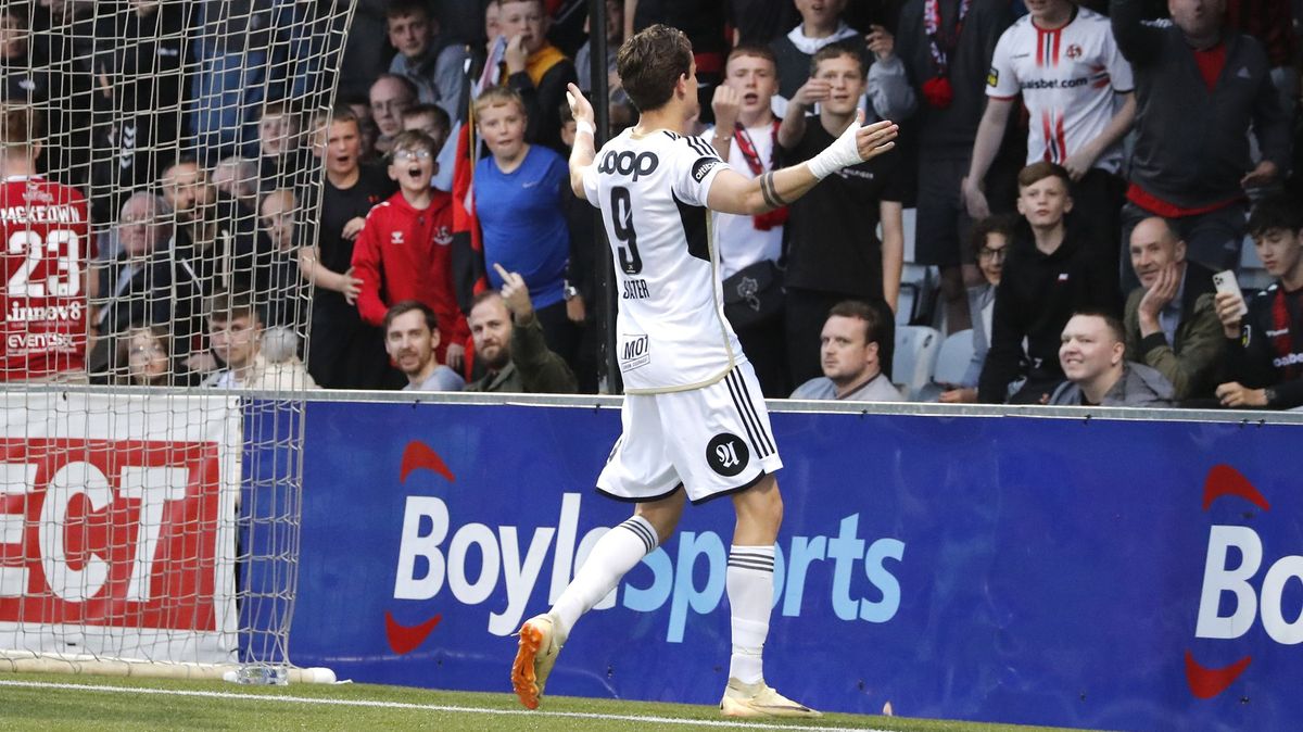 Oslavy? V jedné ruce telefon, ve druhé penis. Norský fotbalista šokoval bizarním rozhovorem