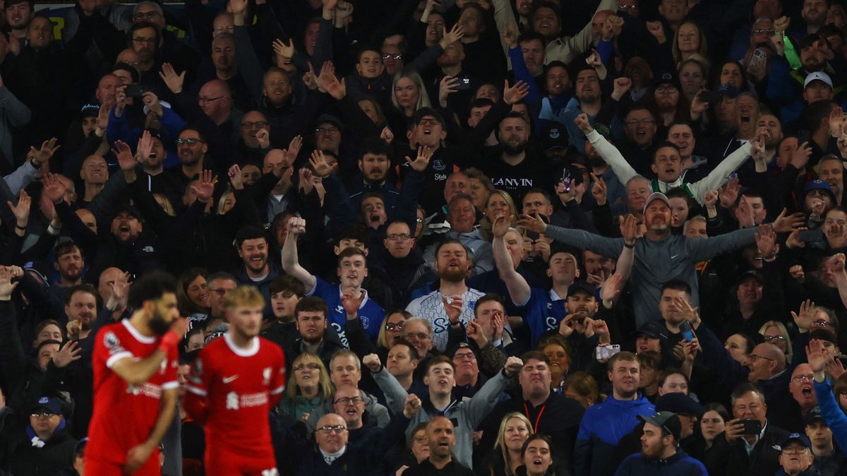 Posměšky i prostředníčky. Fanoušci rivala rýpali do Liverpoolu: Ztratili jste u nás titul