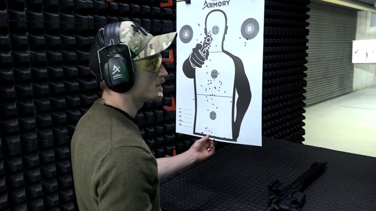 Zamířit! Pal! Bojovníci, jak je neznáte. Řádili se zbraněmi v rukou