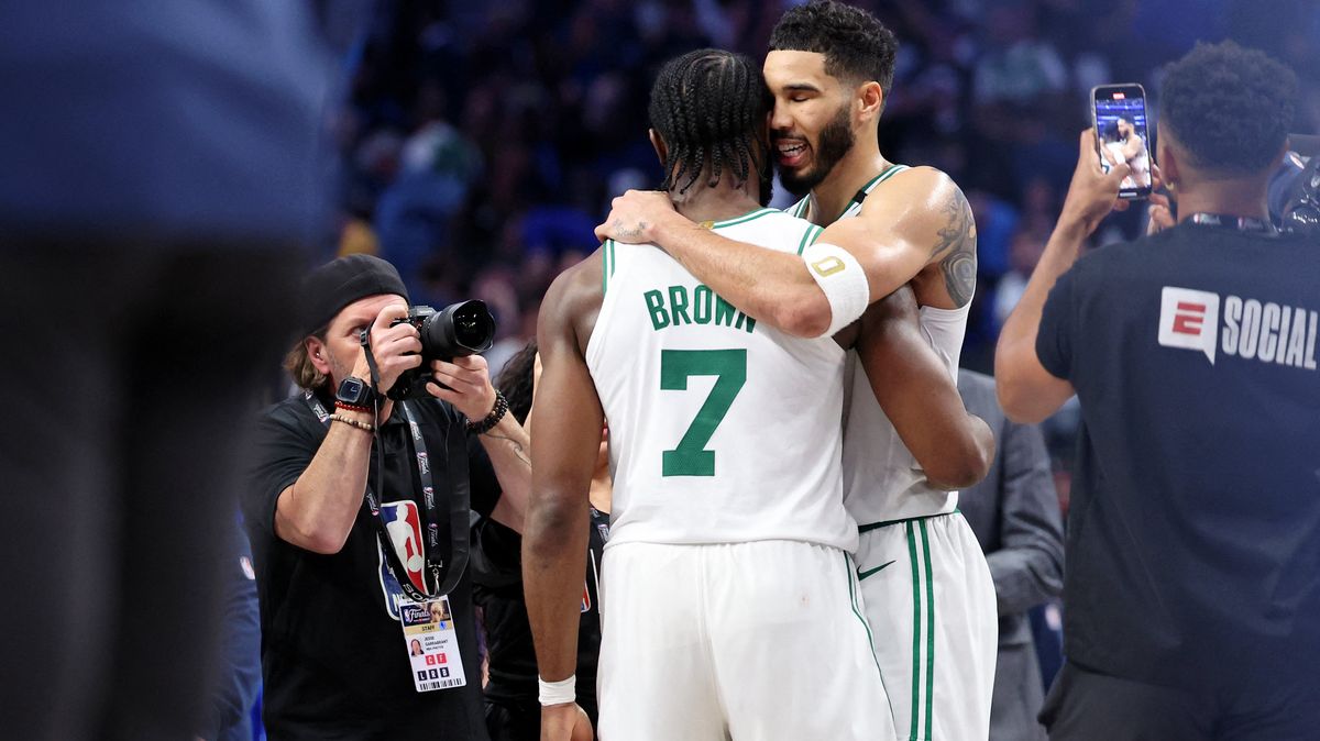 Basketbalisté Bostonu porazili Dallas i potřetí a jsou krok od rekordního titulu
