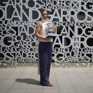 Iga Šwiateková při slavnostním pózování s trofejí za výhru při French Open
