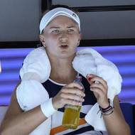 Tenistka Barbora Krejčíková odpočívá během osmifinále na grandslamovém Australian Open, když se její běloruská soupeřka Azarenková nechala ošetřovat.