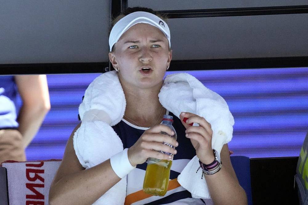 Tenistka Barbora Krejčíková odpočívá během osmifinále na grandslamovém Australian Open, když se její běloruská soupeřka Azarenková nechala ošetřovat.