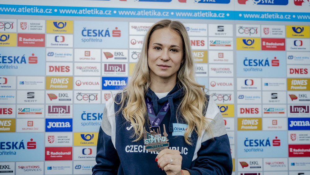 Medaile jako magnetka na lednici, ale obrovsky cenná. Gratulovala i Adamczyková