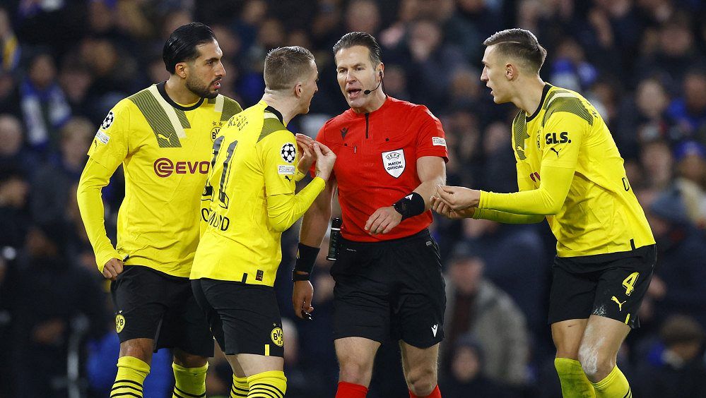 Sporná ruka, opakovaná penalta. Arogance, zuří v Dortmundu, experti vysvětlují obě situace
