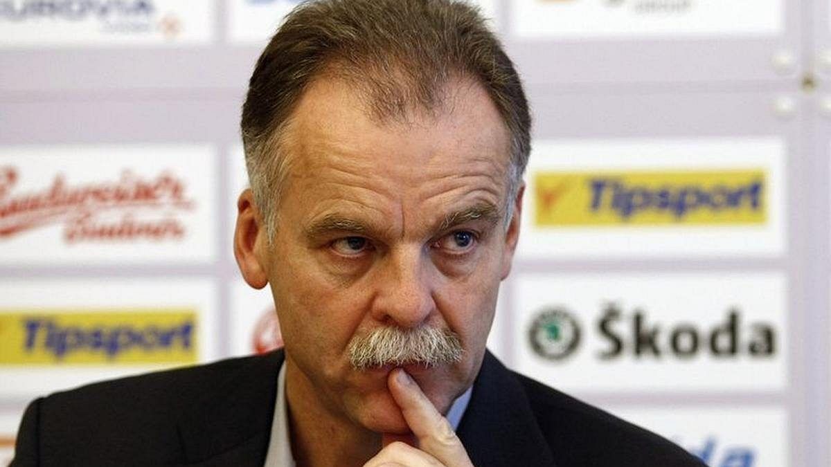 Mrzí mě to. Vím, že kamarádi být nemůžeme, reaguje reprezentační kouč na kritiku útočníka