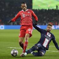 V souboji o míč (zleva) Leroy Sané z Bayernu a Sergio Ramos z PSG.