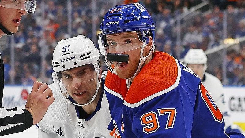 Češi slaví - Palát pálil, Chytil nahrával. McDavid se Pastrňákovi vzdaluje
