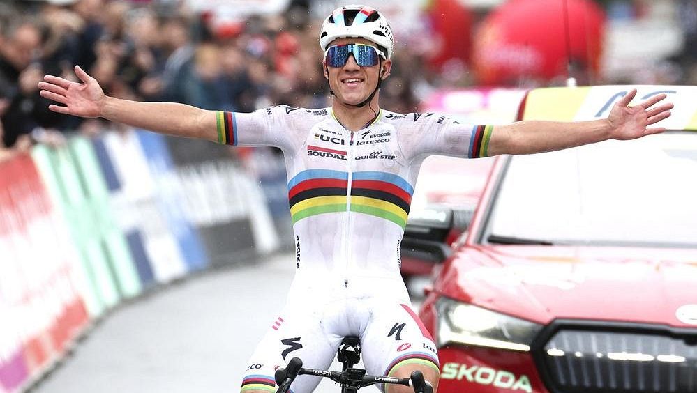Evenepoel obhájil vítězství v Lutychu, Pogačar si zlomil při pádu zápěstí