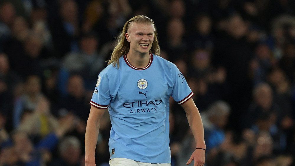 Haaland kastet av seg strikken og lot manken flyte.  Etter De Bruyne-konserten fullfører han rivingen av Arsenal