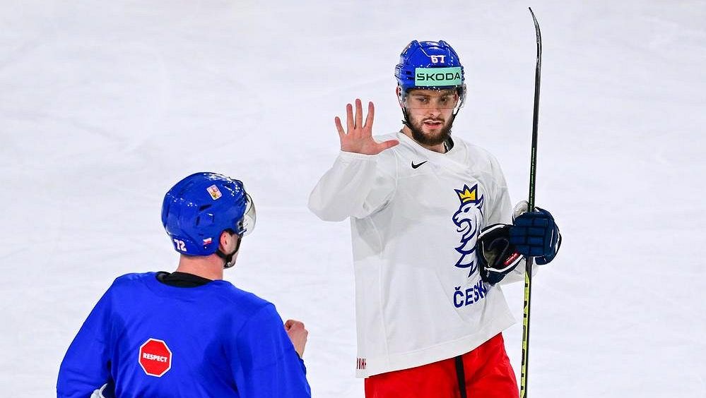 Sedlák hned po focení odkulhal do šatny, Chytil zkusil trénovat. Jenže chyběl Zbořil