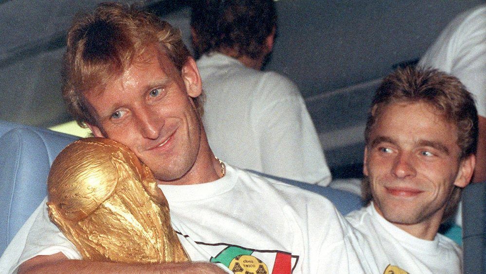 Omylem natočil prsa manželky. Narozeninový vzkaz fotbalového mistra světa baví fanoušky