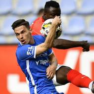 Ostrý souboj mezi Ľubomírem Tuptou z Liberce (vlevo) a Mohamedem Tijanim z Brna.