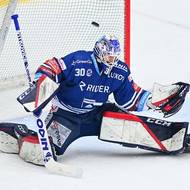 Brankář Vítkovic Aleš Stezka inkasuje.