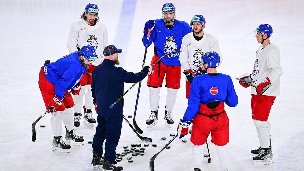 Rivalita v hokejové reprezentaci. Fotbalové derby na dvě hodiny rozpůlí tým