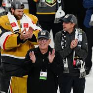 Majitel Vegas Bill Foley (uprostřed) se raduje z triumfu ve stanley Cupu.