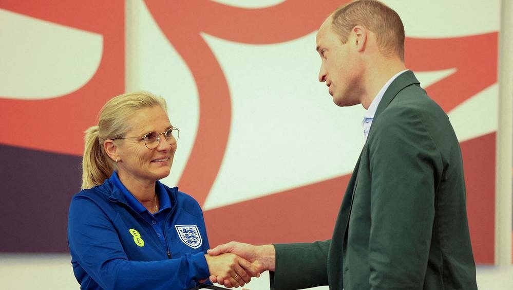 Princ William popřál fotbalistkám hodně štěstí na MS, trenérce předal řád
