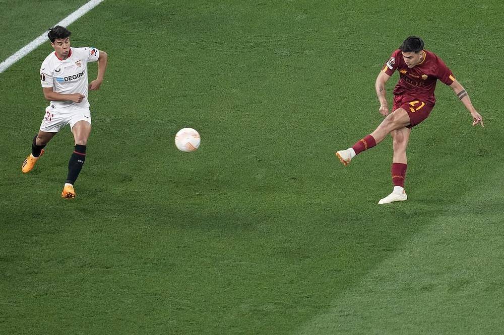 Paulo Dybala (vpravo) pálí na branku Sevilly