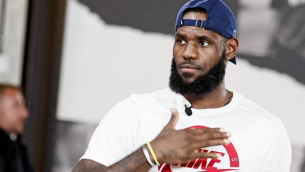 Hvězdný LeBron se v NBA znovu vrátí k číslu 23, šestku odloží z úcty k Russellovi