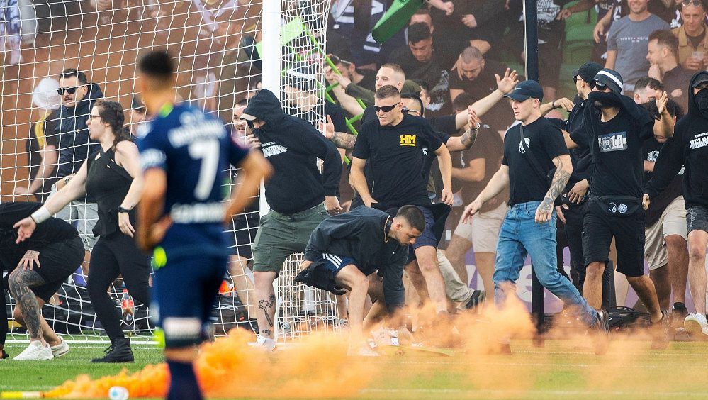 Za zranění brankáře kbelíkem písku dostal fanoušek v Austrálii tři měsíce vězení