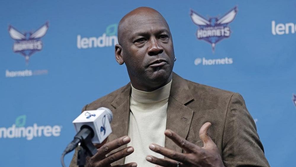 Legendární basketbalista Jordan prodal v NBA po 13 letech klub Charlotte Hornets