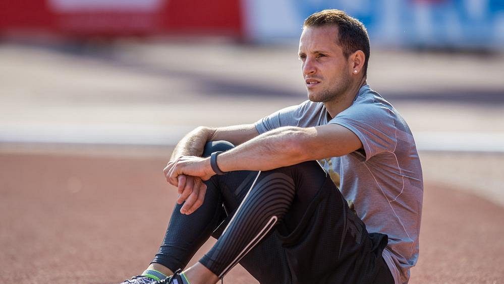 Tyčkař Lavillenie se bude po operaci podkolenní šlachy zotavovat půl roku
