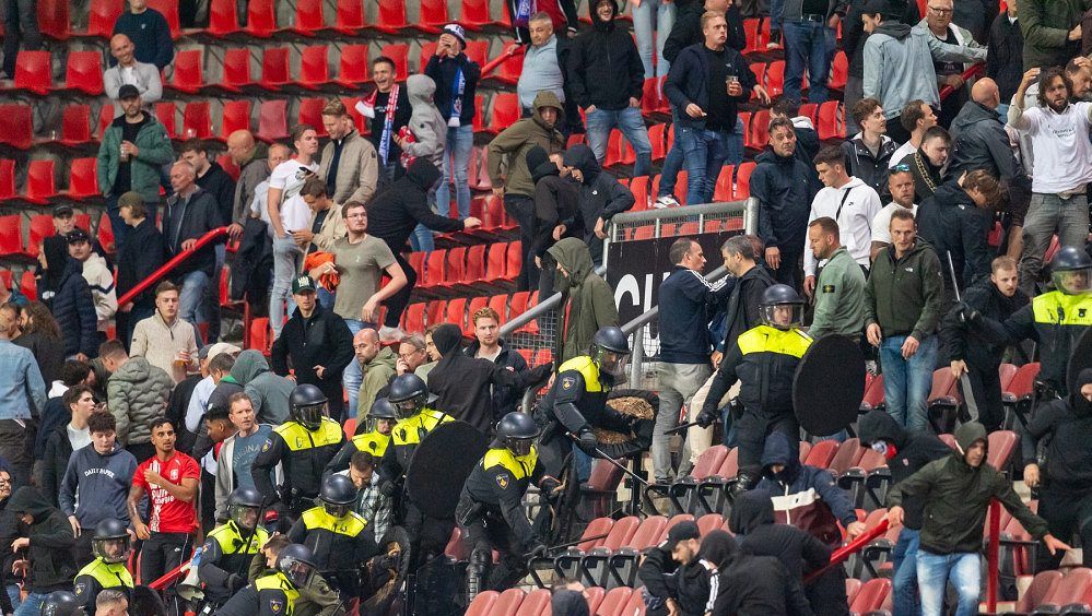 Pád z tribuny, bitky v hledišti i v centru města. Fanoušci řádili při zápase Konferenční ligy