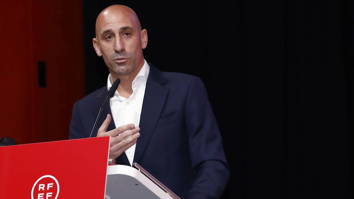 FIFA kvůli políbení fotbalistky po finále MS suspendovala šéfa španělského svazu