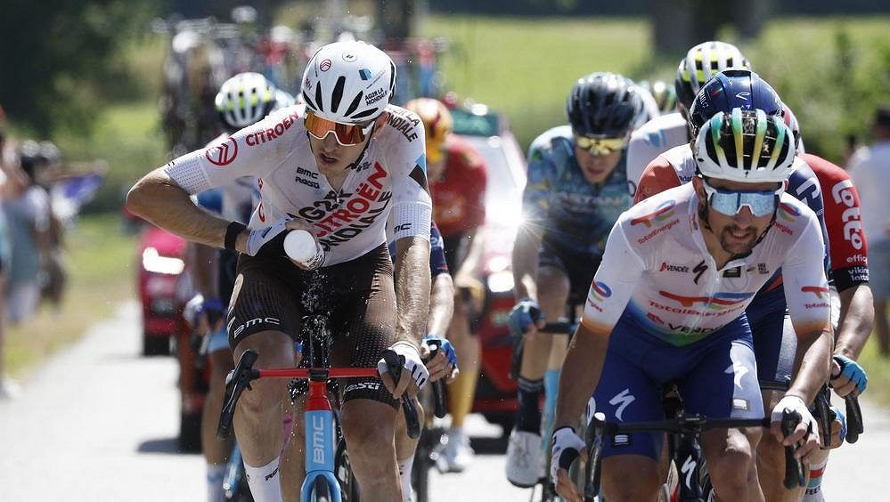 TOUR ONLINE: Další zrádné kopce skýtají šanci pro únik. Finišuje se ve vinařském regionu
