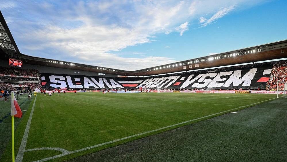Skvělá kulisa v Edenu: obrovské choreo, připomínka invaze i Pastrňák
