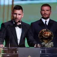 Lionel Messi si přebral Zlatý míč z rukou Davida Beckama (vpravo).