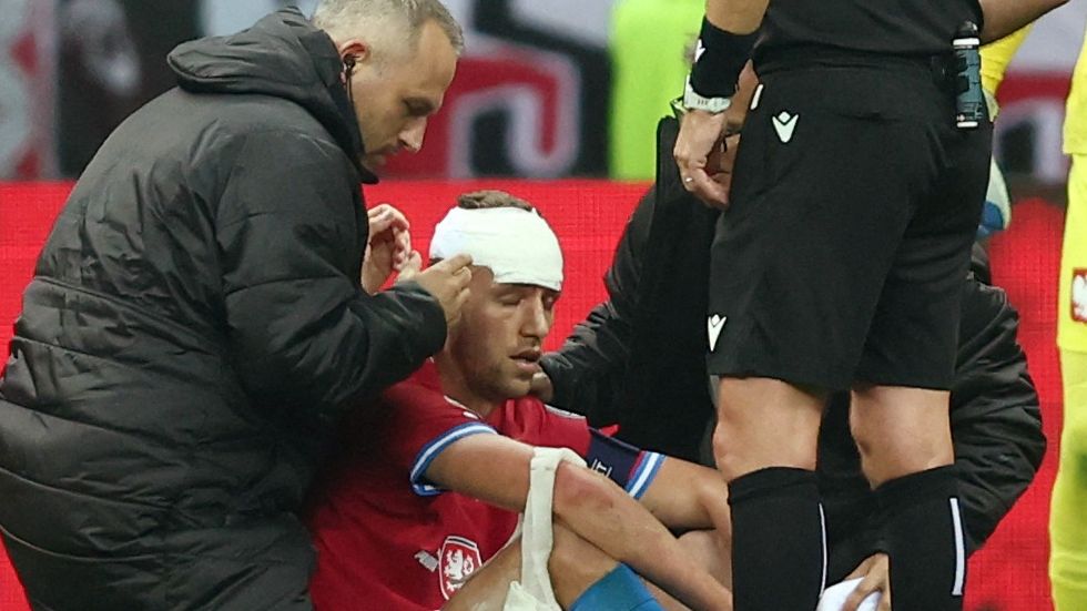 Bednarek ukopl míč i s mou hlavou! Tvrďák Souček dohrál s krvavým zraněním