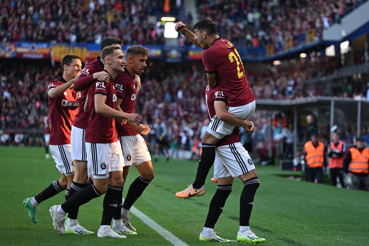 Fotbalisté Sparty se radují z bleskové trefy Qazima Laciho.