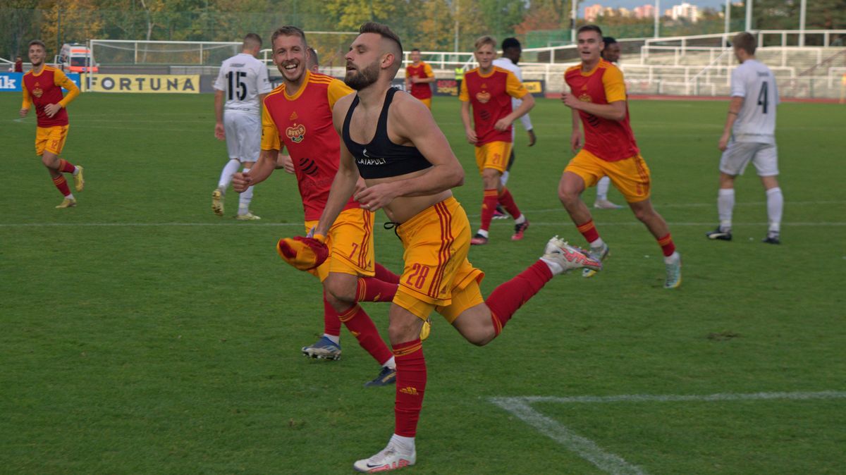 Fotbalisté Dukly vyhráli v Kroměříži a druhou ligu vedou už o čtyři body
