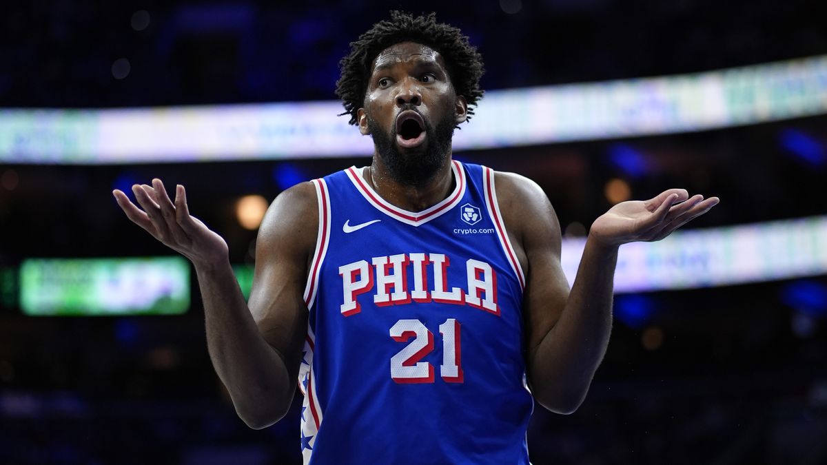 Embiid řídil výhru Philadelphie nad obhájci titulu, Durant jistil výhru Phoenixu