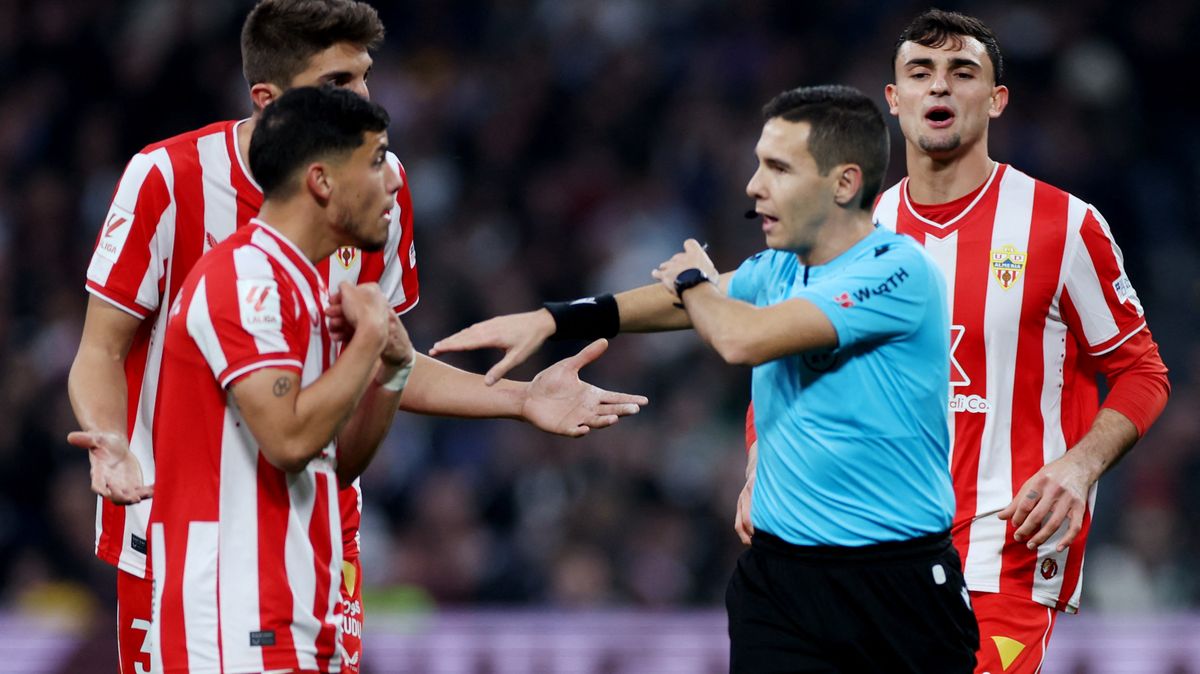 Okradli nás! Trpaslík zuří po porážce s Realem, zlobí se i Xavi