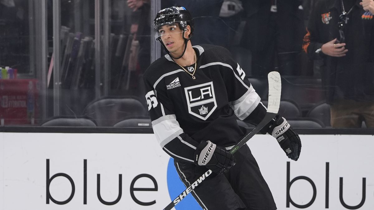 Hokejka, brusle, hokejka. Útočník Kings předvedl královský kousek