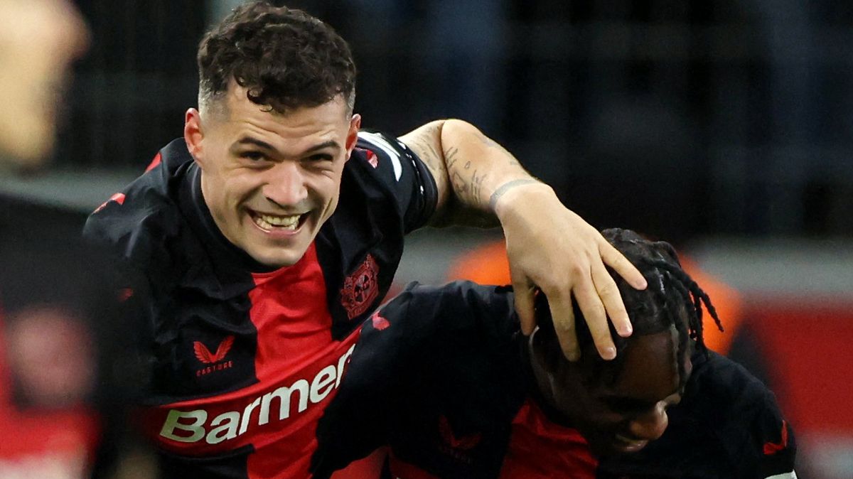 Při oslavě krásného gólu Leverkusenu předstíral střelec zranění. Alonso musel uklidňovat