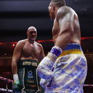 Tyson Fury (vlevo) v souboji proti Oleksandru Usykovi